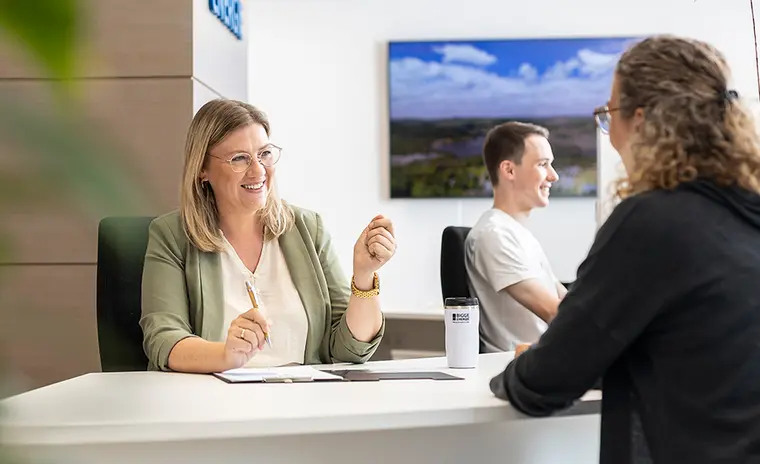 Eine Person wird im Kundenservice der Bigge Energie zu einer PV-Anlage beraten