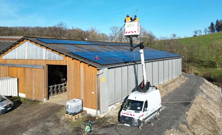 Das Team der Bigge Energie reinigt eine PV-Anlage