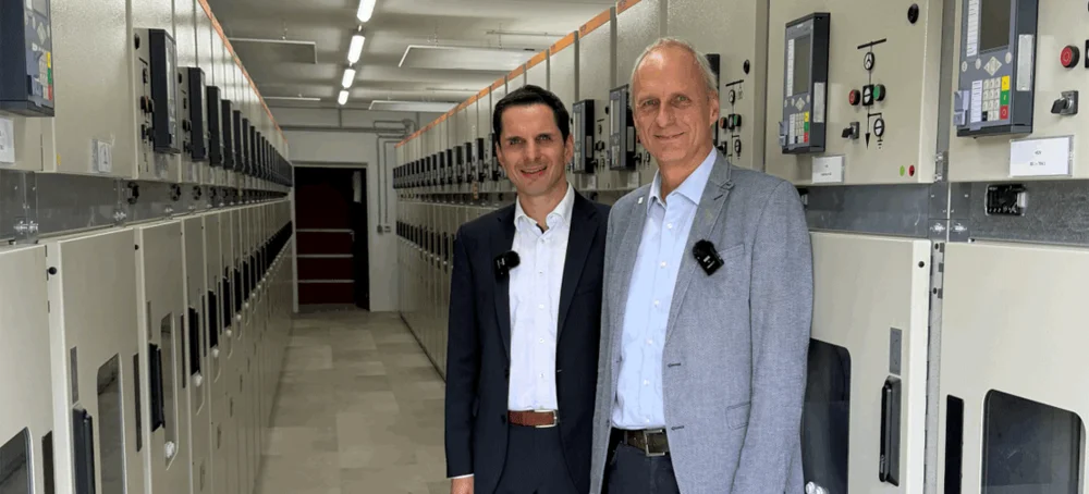 Geschäftsführer der BIGGE ENERGIE und Bürgermeister der Hansestadt Attendorn in neuer Umspannanlage
