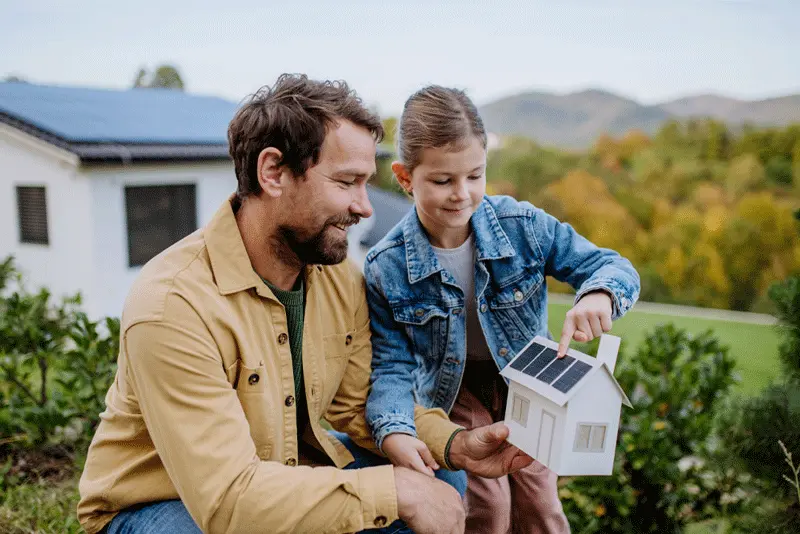 Vater und Tochter bestaunen eine Photovoltaik-Anlage, geplant und realisiert von Bigge Energie