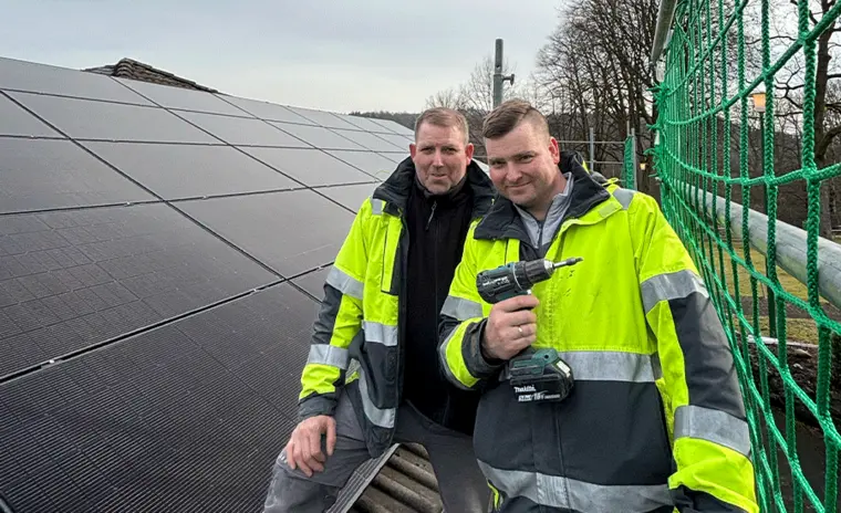 Die Monteure der Bigge Energie installieren eine PV-Anlage in Olpe